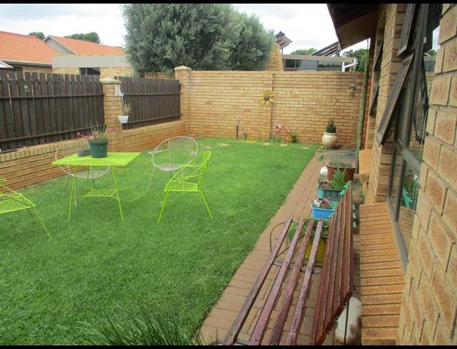 3 BEDROOM TOWNHOUSE FOR SALE IN LANGENHOVENPARK